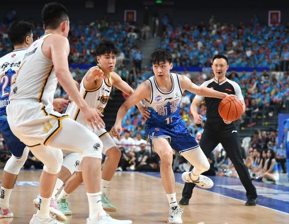 新疆广汇CBA稳胜山东高速，阿不都沙拉木全面发挥(新疆cba球员阿不都沙拉木)